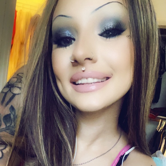 Meet your Posher, Carly - Picture 3 of 3